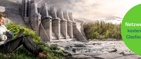 enGiga Secure – Internet plus Next Generation Firewall Ein Mann sitzt mit Laptop unter einem Baum. Im Hintergrund ist ein Staudamm, der die Bedrohung in Form von dunklen Wolken abhält. Ein Störer wirbt mit dem Angebot: 6 Monate kostenfrei.