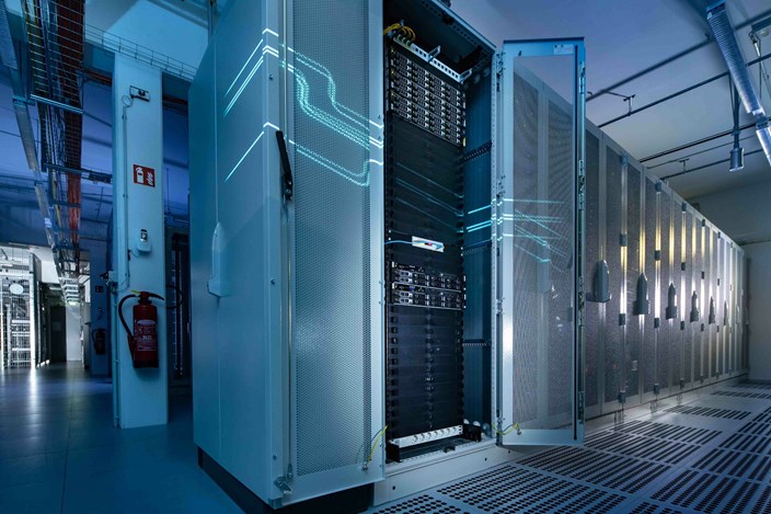 Technikschrank-DataCenter Technickschrank-offen-in-Rechenzentrum