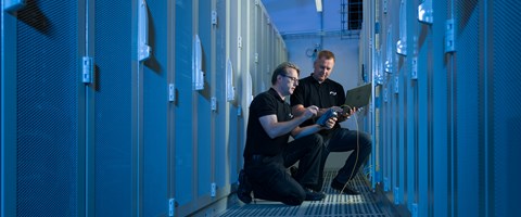 Datacenter Mitarbeiter bei der Arbeit Datacenter Mitarbeiter bei der Arbeit