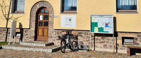 Gemeindeverwaltung Elstertrebnitz Gemeindeverwaltung Elstertrebnitz von vorne.