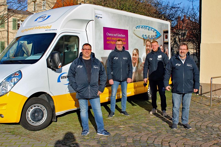 Infomobil der envia TEL Infomobil der envia TEL mit Beklebung für das Glasfaserprodukt enviaM Highspeed. Das Berater-Team steht im Vordergrund.