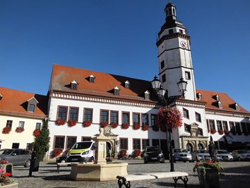Rathaus von Pegau Rathaus von Pegau mit Marktplatz im Vordergrund.