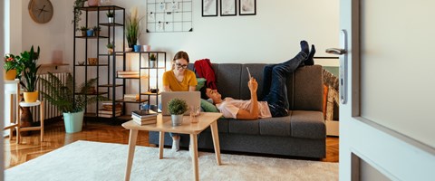 envia-TEL-Wohnungswirtschaft-Immobilien Gemütliches Pärchen nutzt Glasfaser-Internet von envia TEL in Mietwohnung
