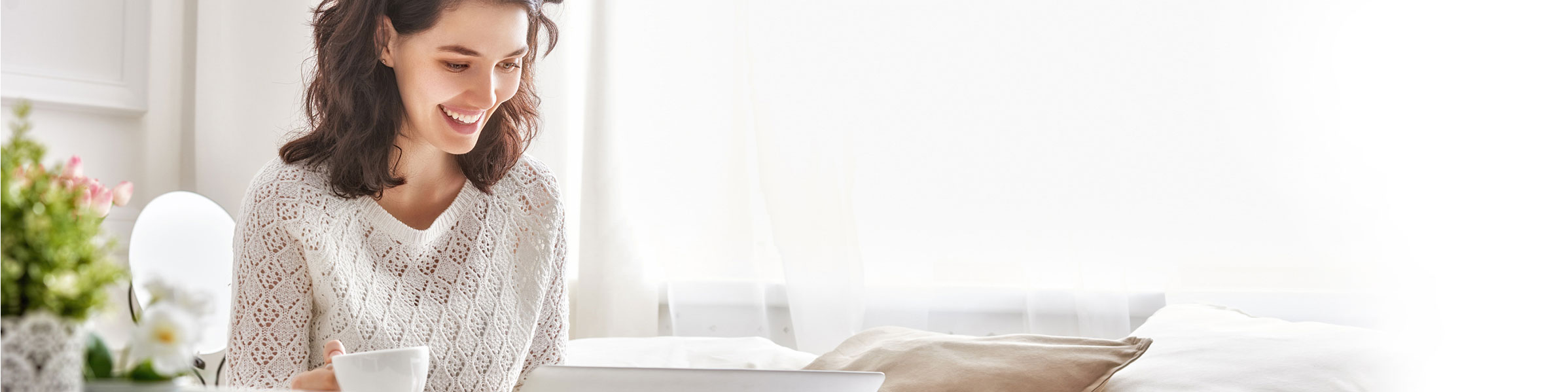 Kundin liest Newsletter in heller Umgebung