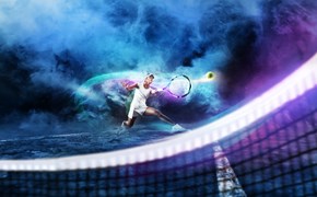 IPTV von enviaTEL Ein Tennisspieler schlägt den Ball mit voller Kraft ab, im Hintergrund Nebel in Blau- und Lilatönen