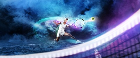 IPTV von enviaTEL Ein Tennisspieler schlägt den Ball mit voller Kraft ab, im Hintergrund Nebel in Blau- und Lilatönen