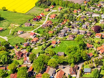 Hier bauen wir aus Luftaufnahme einer Gemeinde im ländlichen Raum