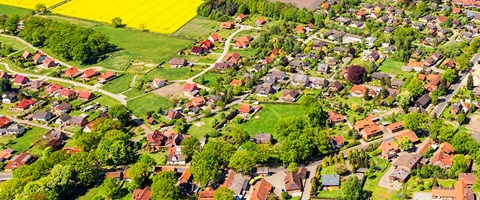 Hier bauen wir aus Luftaufnahme einer Gemeinde im ländlichen Raum
