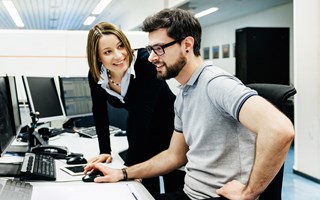 Ausbildung zum Fachinformatiker Auszubildender sitzt am PC