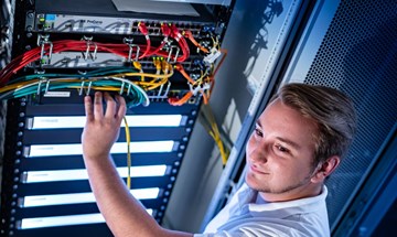 Ausbildung Azubi am Technikschrank