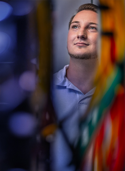 Azubi am Technikschrank