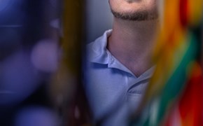 Auszubildende Azubi am Technikschrank