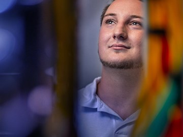 Auszubildende Azubi am Technikschrank