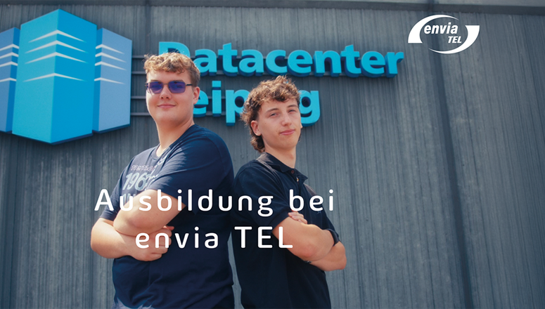Ausbildung bei envia TEL Zwei Auszubildene der envia TEL vor dem Datacenter Leipzig