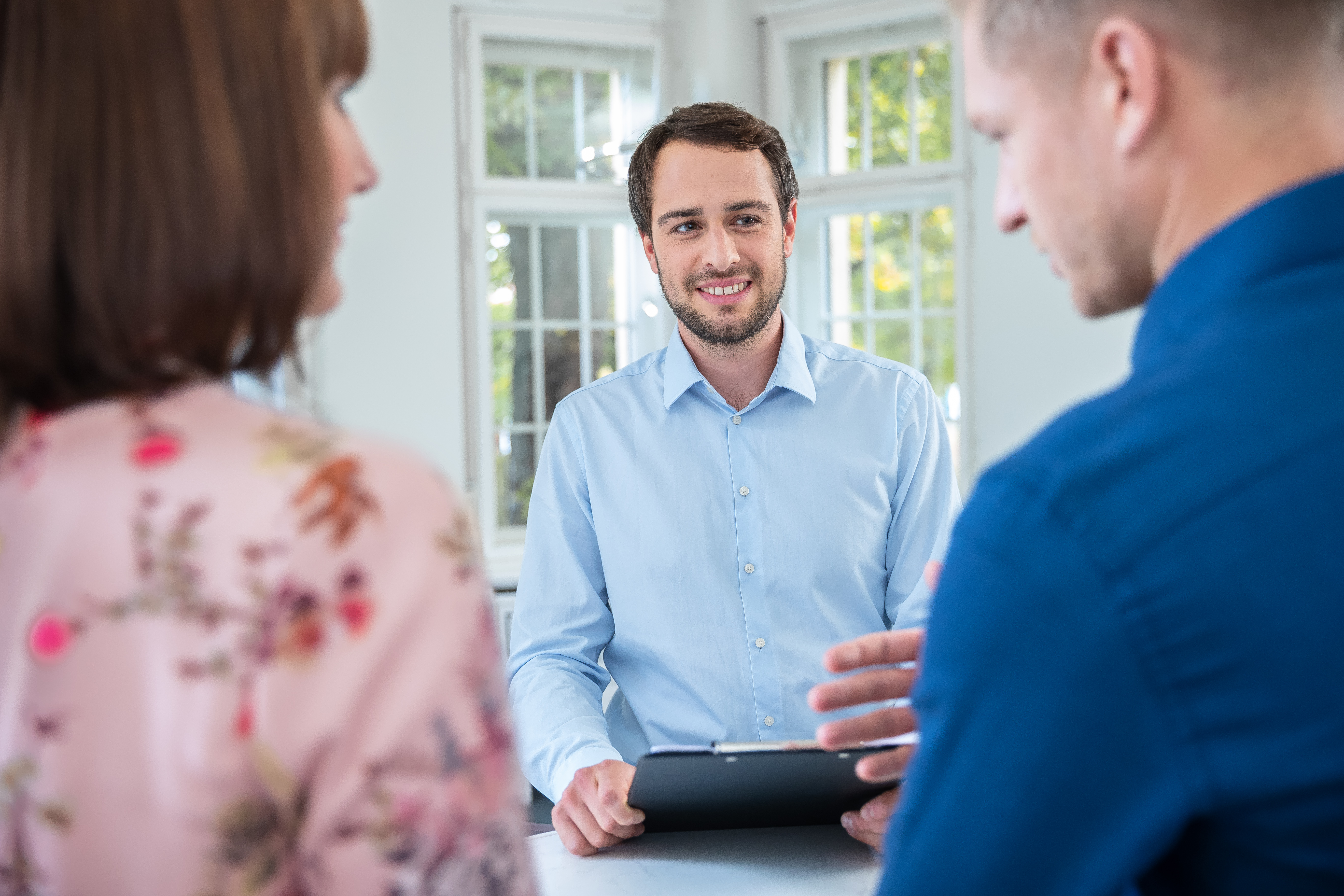Mitarbeiter der envia TEL im Gespräch