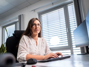 Ausbildung bei envia TEL Auszubildende arbeitet am Computer