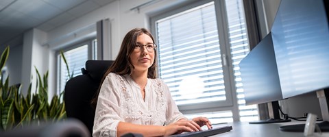 Ausbildung bei envia TEL Auszubildende arbeitet am Computer