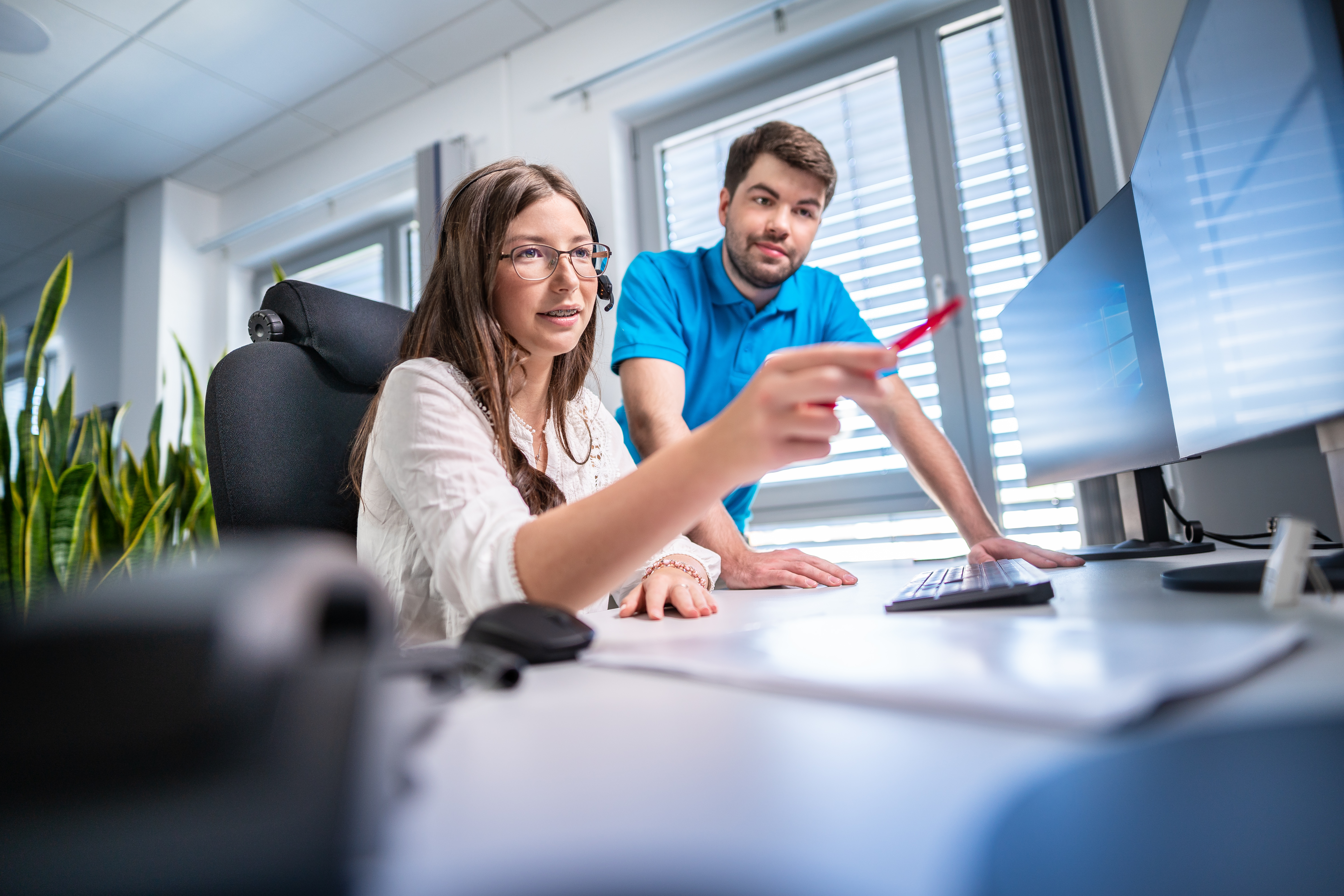 Auszubildene mit Ausbilder