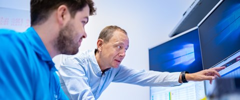 Praktikum bei envia TEL Auszubildender und Ausbilder vor Computern