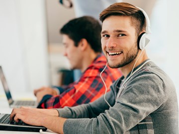 Ferienjob bei envia TEL ein Schüler sitzt am Laptop