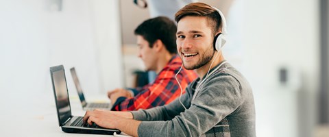 Ferienjob bei envia TEL ein Schüler sitzt am Laptop