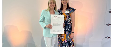 Auszeichnung Zertifikat audit berufundfamilie (v.l.) Romy Schneider, Anna Schmidt von envia TEL