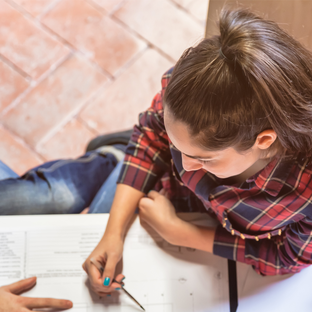 Stundentin sitzt am Schreibtisch und liest