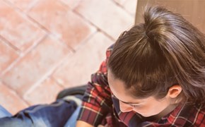 Stundenten bei envia TEL Stundentin sitzt am Schreibtisch und liest