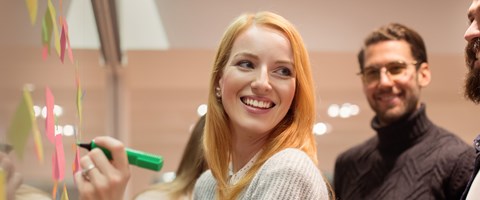 Trainee bei envia TEL Trainee steht am Whiteboard