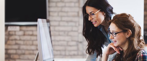 Werkstudenten bei envia TEL Studentin sitzt am PC