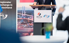 DE-CIX Leipzig Event Logo DE-CIX und envia TEL an einem Podium