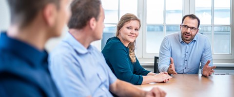 enviaTEL_Community-Treffen Mitarbeiter der envia TEL sitzen an einem Tisch und tauschen sich aus