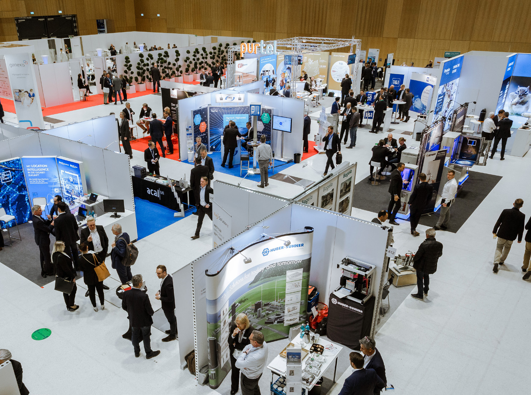 Aufnahme von oben, die verschiedene Stände auf den Fiberdays 2022 in Wiesbaden zeigt