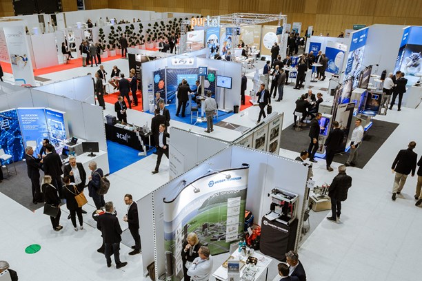 Fiberdays Wiesbaden 2022 Aufnahme von oben, die verschiedene Stände auf den Fiberdays 2022 in Wiesbaden zeigt