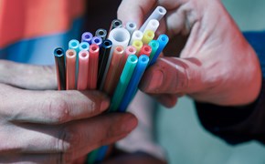 Glasfaser-Teamarbeit Zwei Personen halten bunte Glasfaserkabel in den Händen