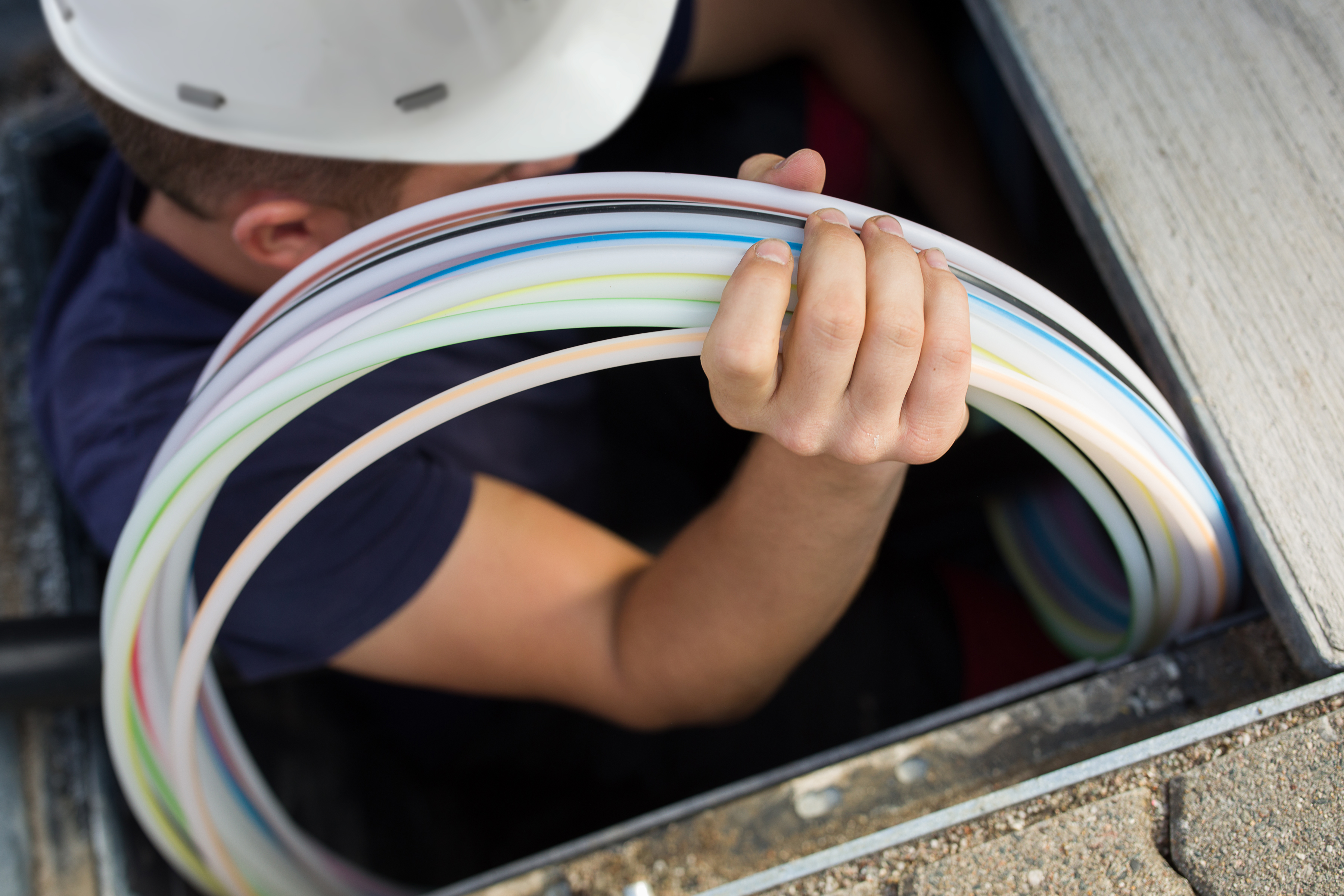 Mann mit Glasfaserkabel