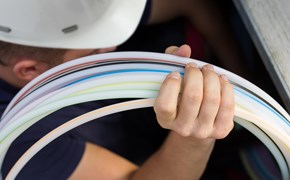 Infrastruktur envia TEL Mann mit Glasfaserkabel