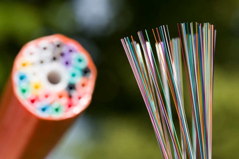 Glasfaser Glasfaserkabel mit einem Bündel aus Glasfaserrohren im Hintergrund