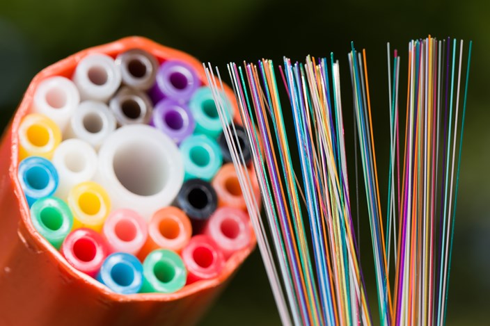 Glasfaser Glasfaserkabel mit einem Bündel aus Glasfaserrohren im Hintergrund