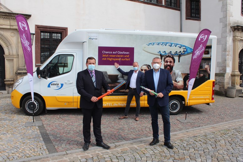 envia TEL Glasfaserausbau Pegau und Elstertrebnitz Aufnahme vor dem envia TEL Glasfaserbus in Pegau