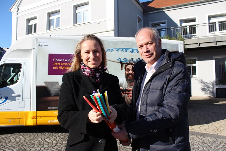 Glasfaser für Markranstädt Haiko Rennert, Geschäftsführer der envia TEL, mit Nadine Stitterich, Bürgermeisterin von Markranstädt, mit Glasfaserkabeln in der Hand