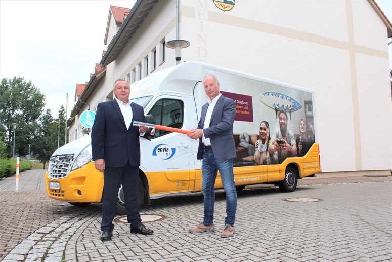 Glasfaser für Neukieritzsch Haiko Rennert, Geschäftsführer der envia TEL, und Bürgermeister der Stadt Neukieritzsch, vor dem envia TEL Bus mit symbolischen Glasfaserkabeln in den Händen