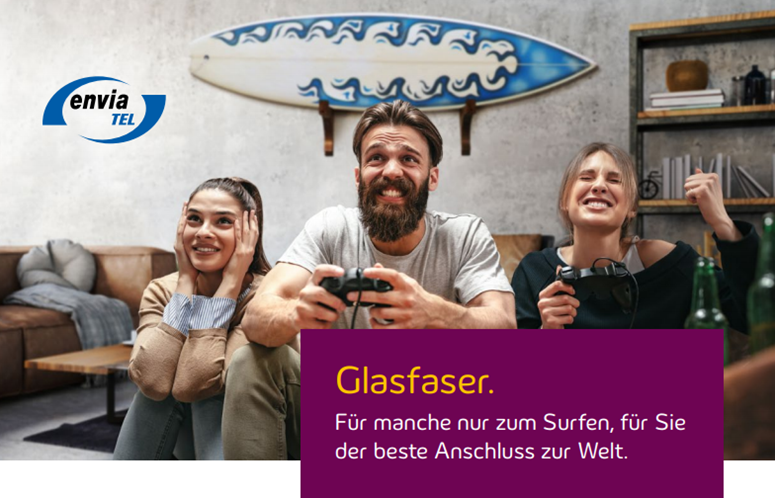 Glasfaserbild - nicht zum Runterladen Drei Personen mit Spielcontrollern in der Hand und mit angestrengtem Gesichtsausdrücken