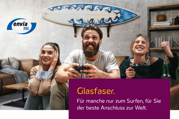 Glasfaserbild - nicht zum Runterladen Drei Personen mit Spielcontrollern in der Hand und mit angestrengtem Gesichtsausdrücken