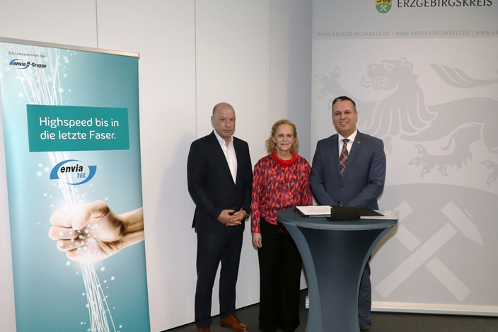 Vertragsunterzeichnung Glasfaser Erzgebirge (v.l.) Stephan Drescher (Geschäftsführer der envia TEL), Ines Fröhlich (Staatssekretärin) und Rico Anton (Landrat) bei den Vertragsunterzeichnungen zum Glasfaserausbau im Erzgebirge