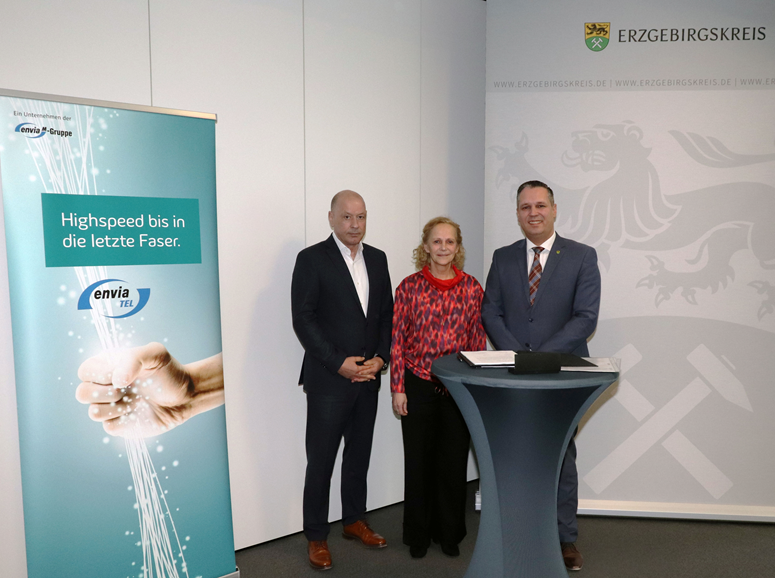 Vertragsunterzeichnung Glasfaser Erzgebirge (v.l.) Stephan Drescher (Geschäftsführer der envia TEL), Ines Fröhlich (Staatssekretärin) und Rico Anton (Landrat) bei den Vertragsunterzeichnungen zum Glasfaserausbau im Erzgebirge