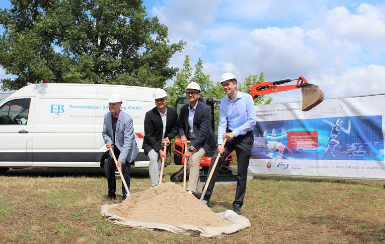 Spatenstich Glasfaserausbau Cottbus Vier Personen beim Spatenstich in Cottbus