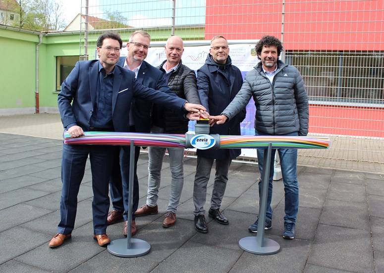 Inbetriebnahme Glasfasernetz Schulen und Krankenhaus Aufnahme der Inbetriebnahme des Glasfaserinternets der envia TEL