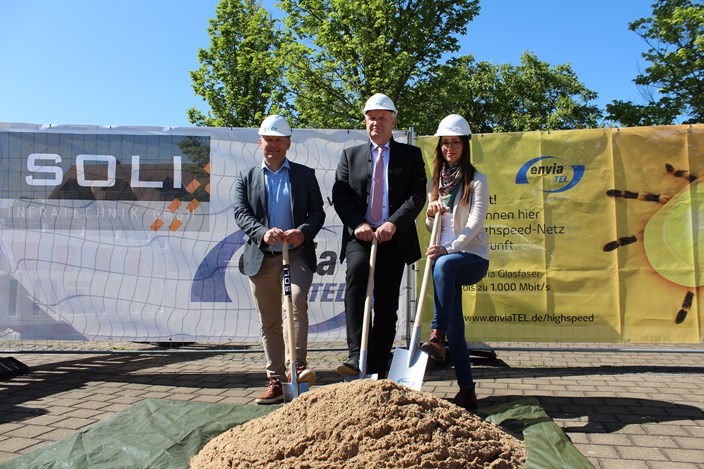 Spatenstich Glasfaserausbau Machern (v.l.) Thomas Langhammer (Geschäftsführer Soli Infratechnik GmbH), Karsten Frosch (Bürgermeister Gemeinde Machern), Claudia Anke (Leiterin Privatkundenmanagement envia TEL GmbH) symbolisch mit Spaten in der Hand