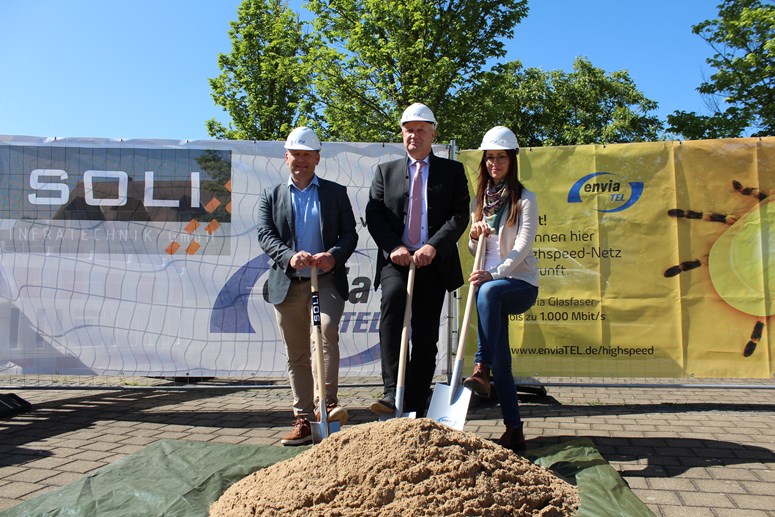 Spatenstich Glasfaserausbau Machern (v.l.) Thomas Langhammer (Geschäftsführer Soli Infratechnik GmbH), Karsten Frosch (Bürgermeister Gemeinde Machern), Claudia Anke (Leiterin Privatkundenmanagement envia TEL GmbH) symbolisch mit Spaten in der Hand